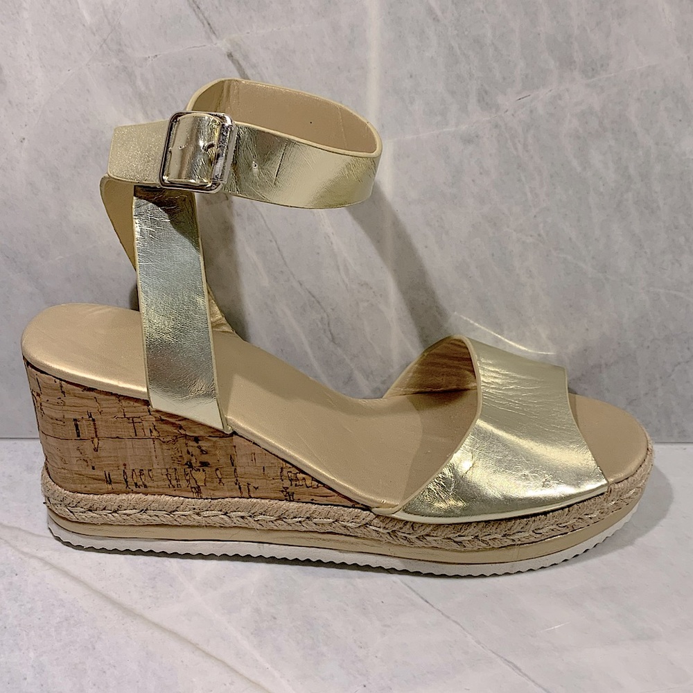 Gold wedges with cork heel and raffia details size 40